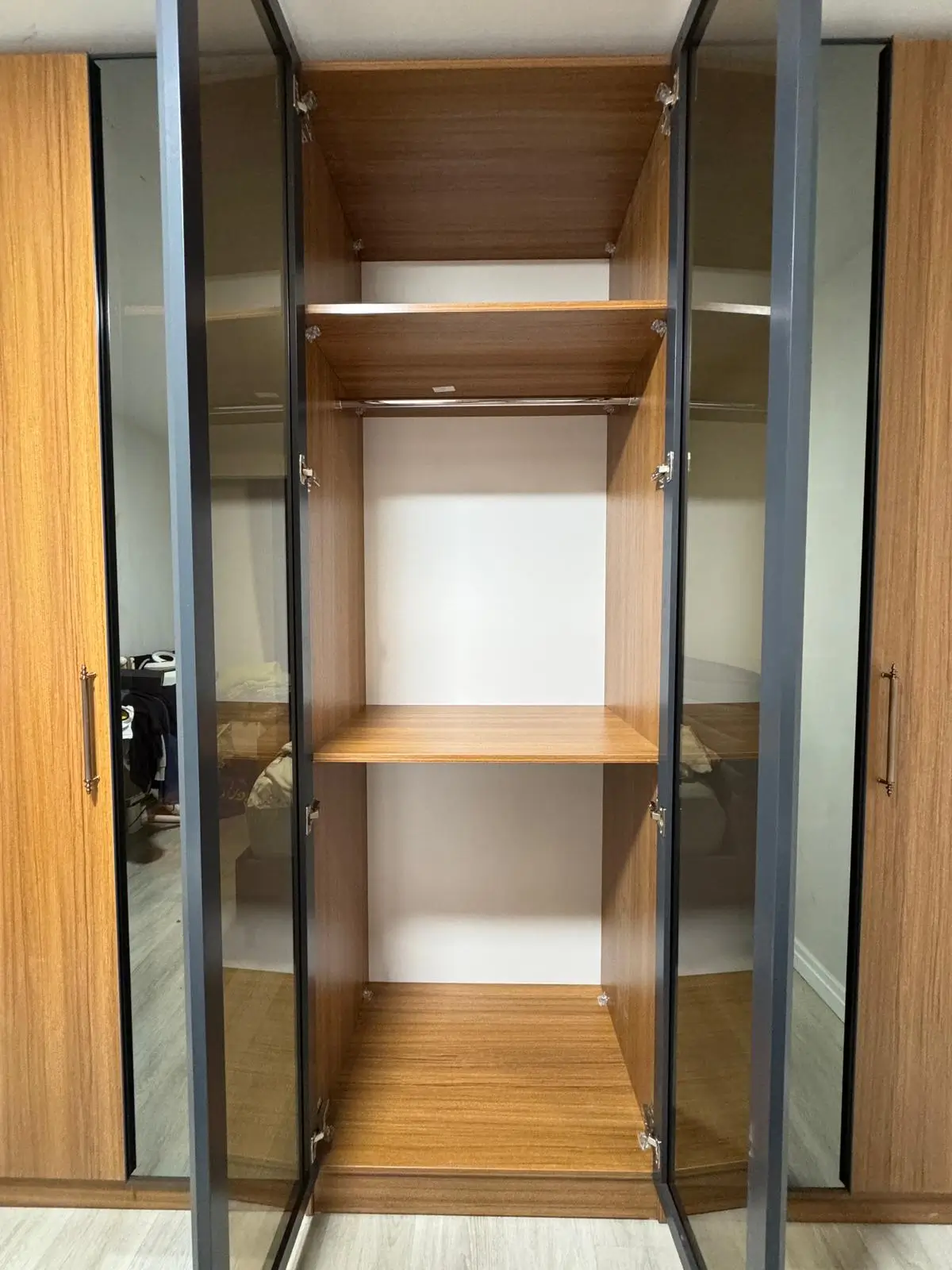 Reflekte Bronz Cam Kapaklı Gardrop Modelleri Proje 23 3 Cam Kapakli Gardrop Modelleri 23 3 Cam Dolap Cam Gardrop Camli Gardrop Cam Kapakli Dolap